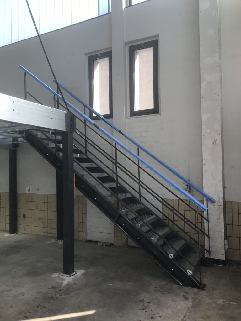 Trap naar 1ste verdieping van mezzanine