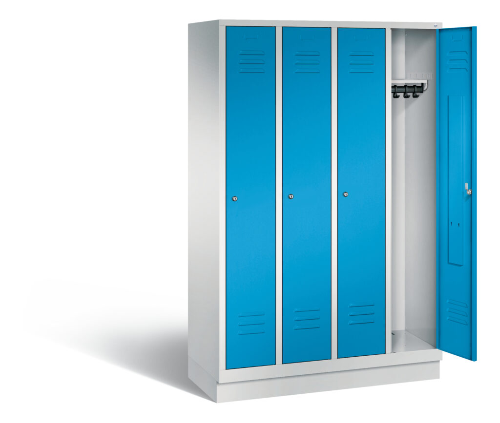 4 blauwe kledinglockers naast elkaar