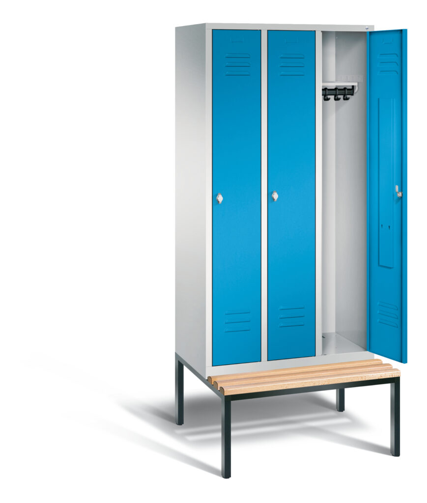 3 blauwe kledinglockers en een bankje