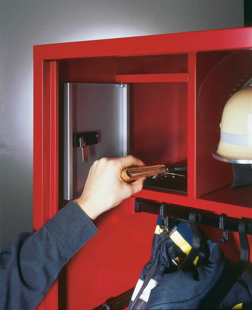 Close-up van het veiligheidskluis in een rode brandweerkast