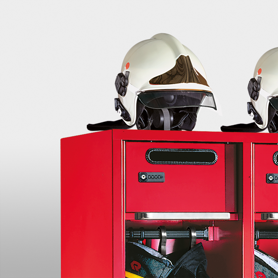 Rode brandweerkast met een ingebouwd veiligheidskluis en bovenaan een opklapbare helmhouder