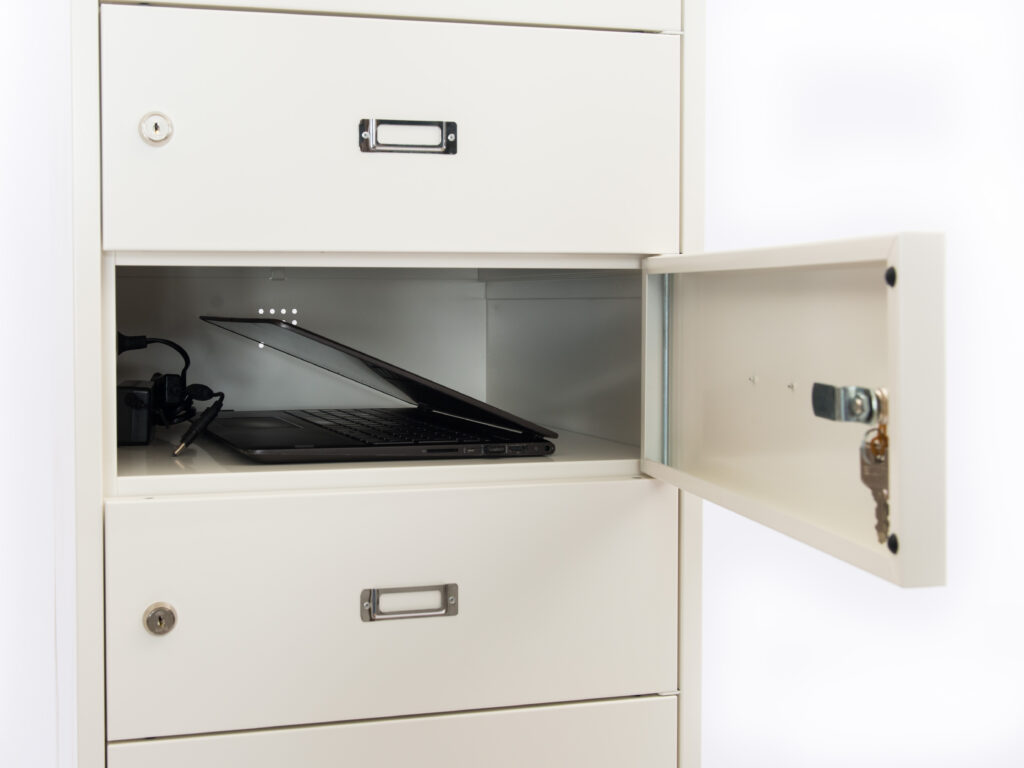 Open locker met laptop