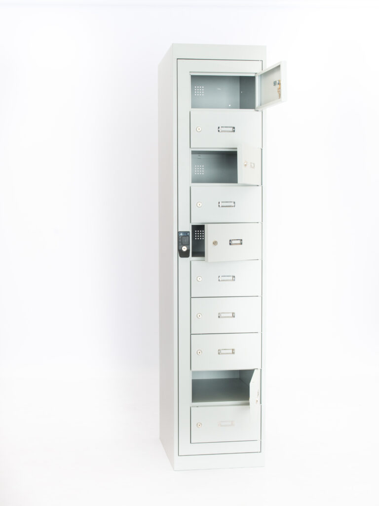 Witte PC en GSM locker met open deuren