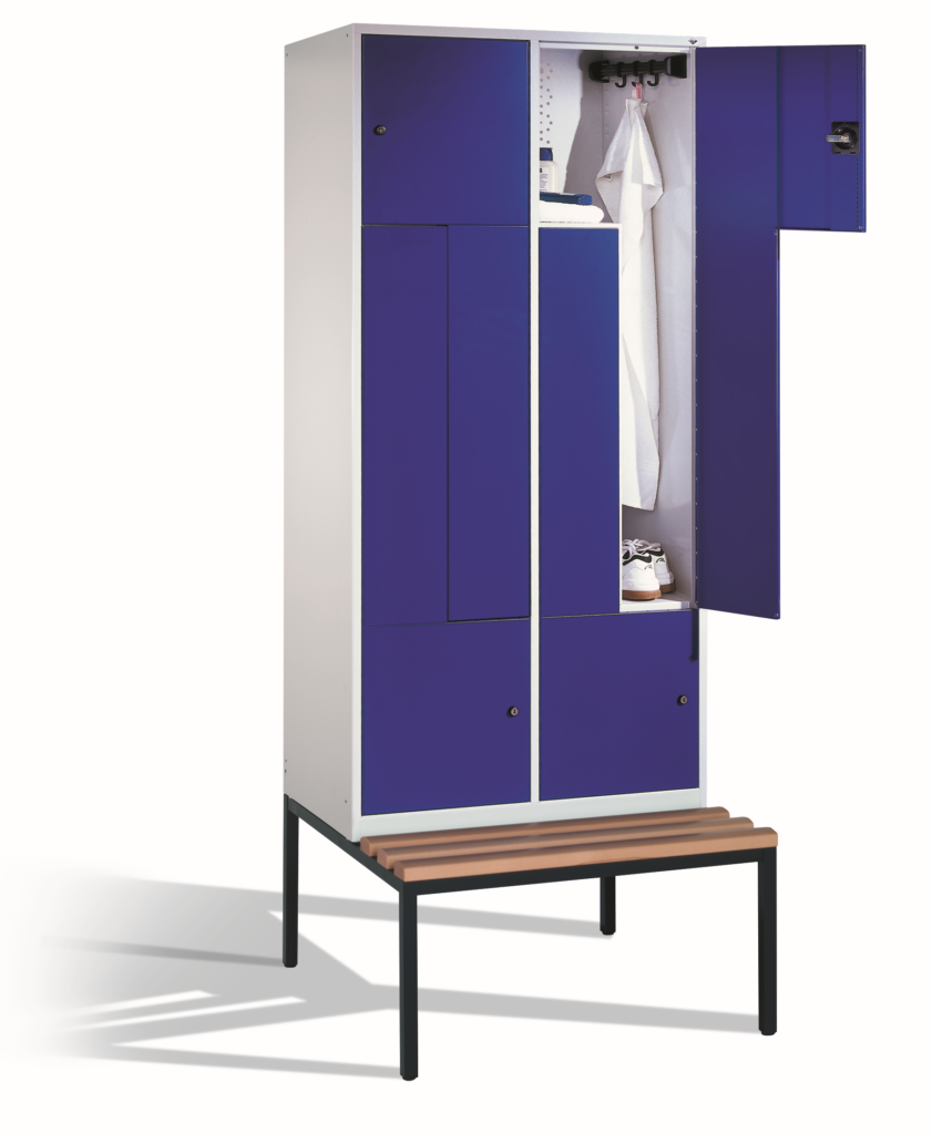 Donker blauwe z-locker met 4 opbergruimtes met 1 open deur