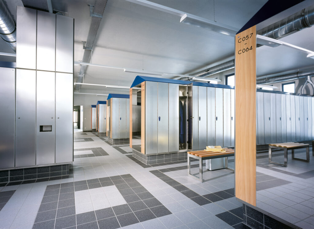 Grijze lockers in kleedkamer