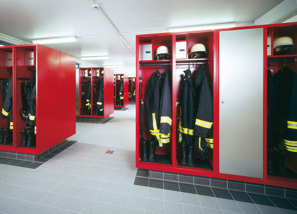 Rode brandweerlockers in een kleedkamer