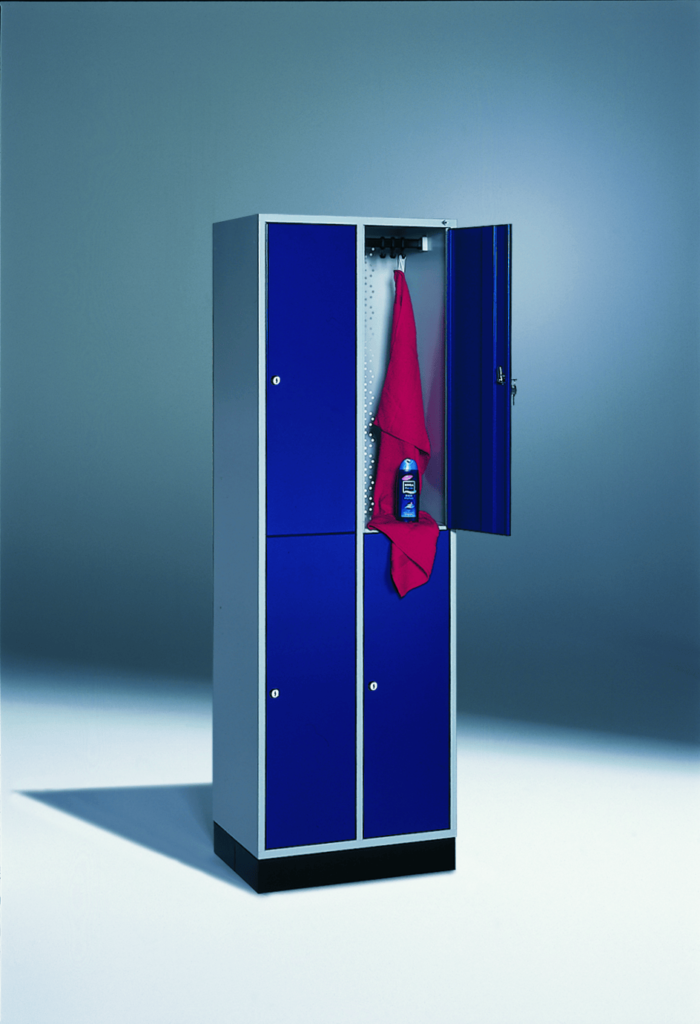 Blauwe lockers met handdoek - lockers