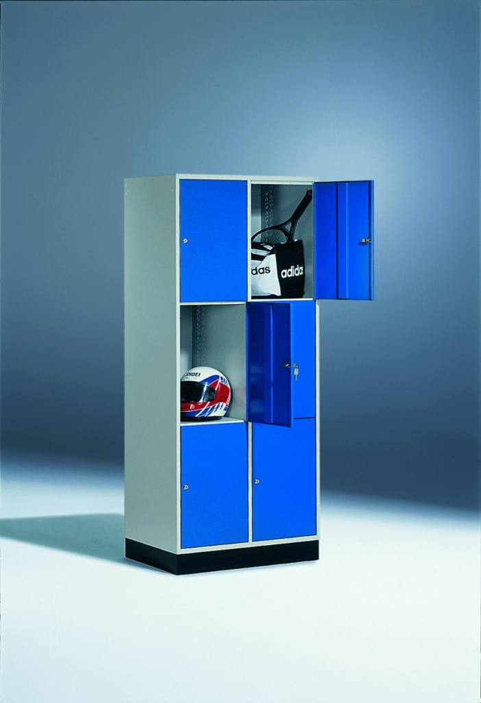 Blauwe lockers met sportmateriaal en een helm