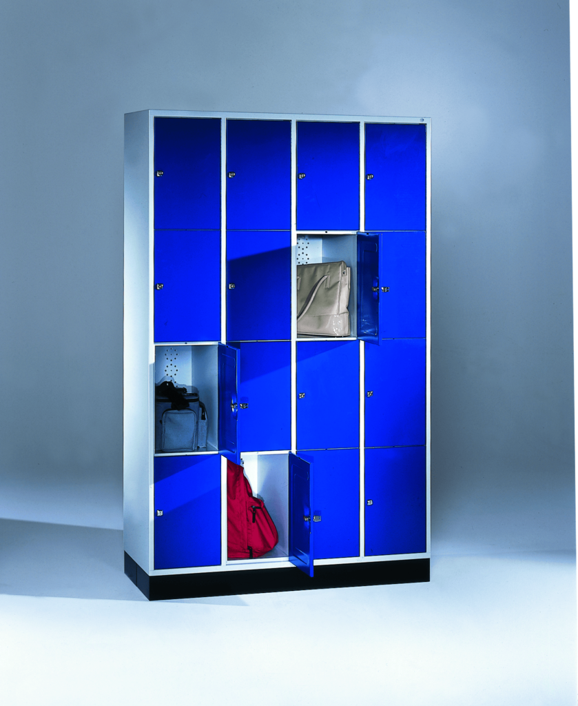 Blauwe lockers met 3 geopende opbergvakken