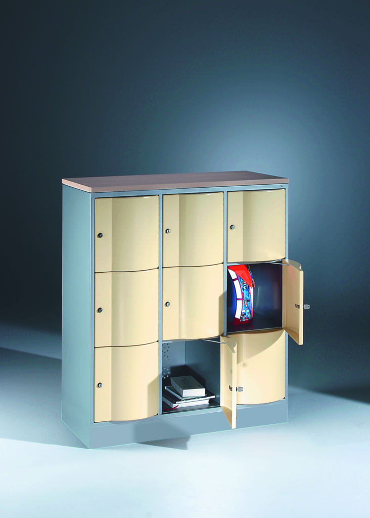 Lage gele lockers met houten afwerking