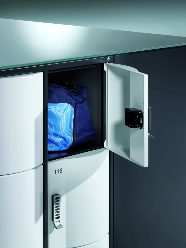 Close-up open locker deur met tas