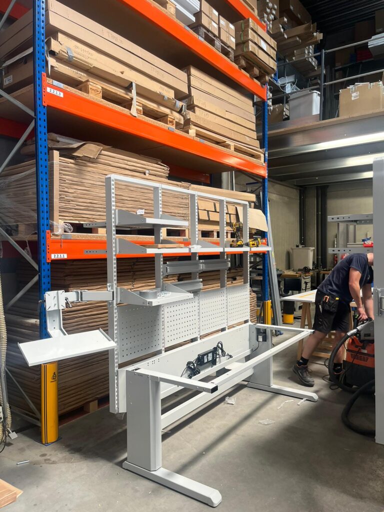 Installatie van werktafel met ingebouwde weegschaal