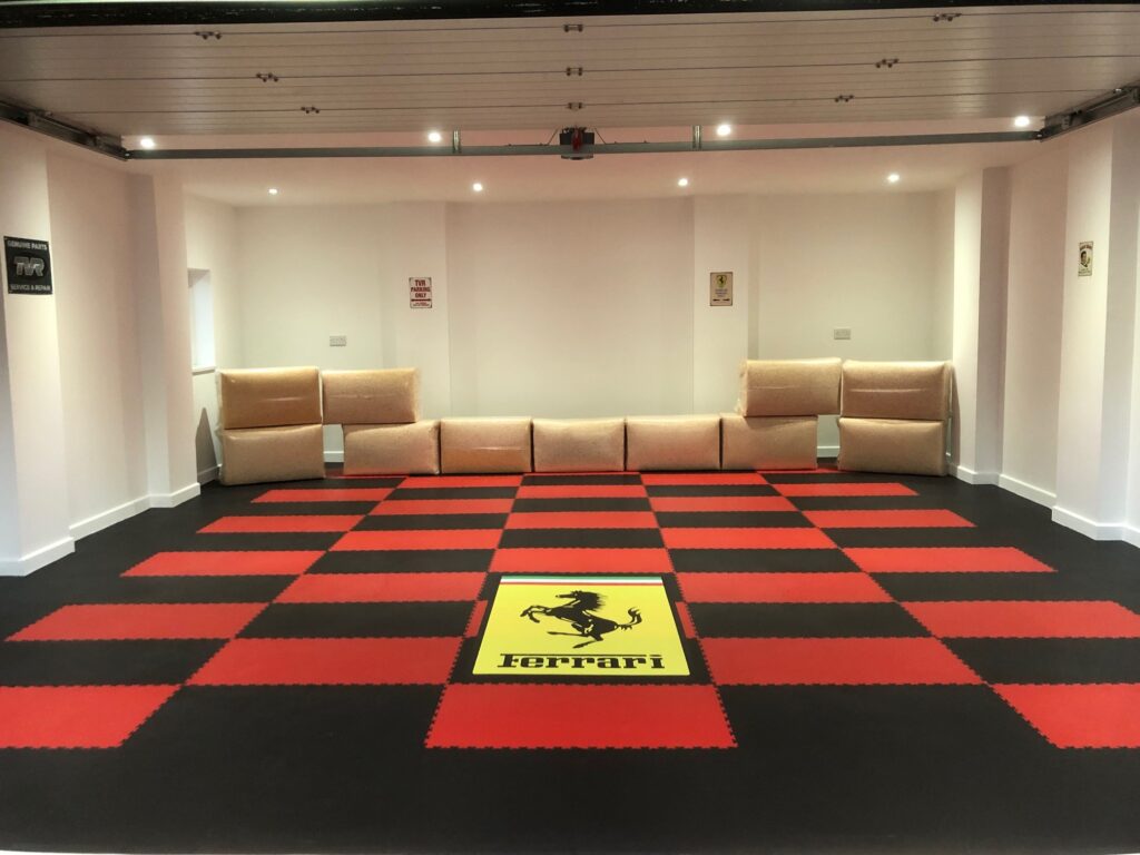 Kliktegels met Ferrari-logo