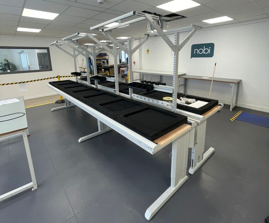 Installatie van ESD tafels bij NOBI