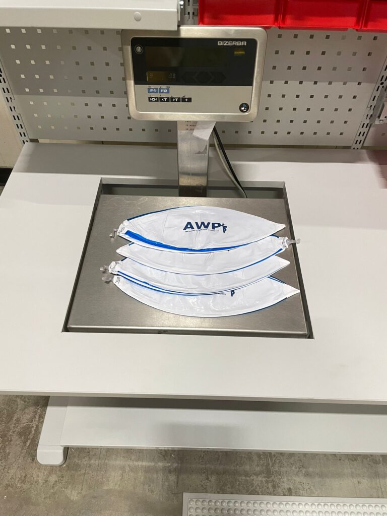 Mondmaskers op weegschaal werktafel