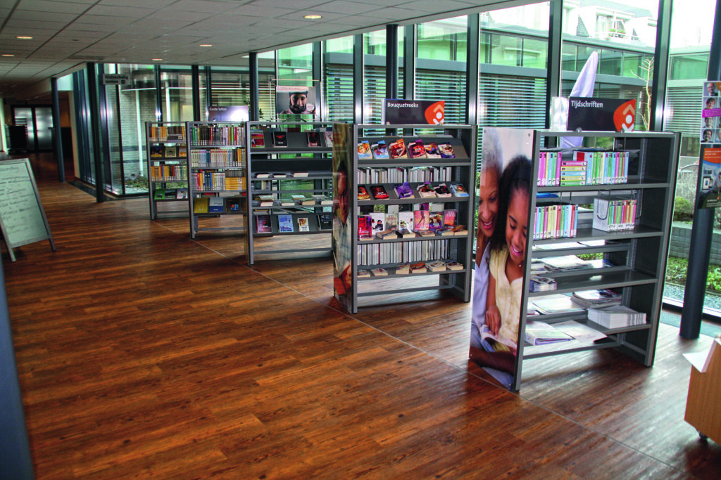 vloer in houtmotief in bibliotheek
