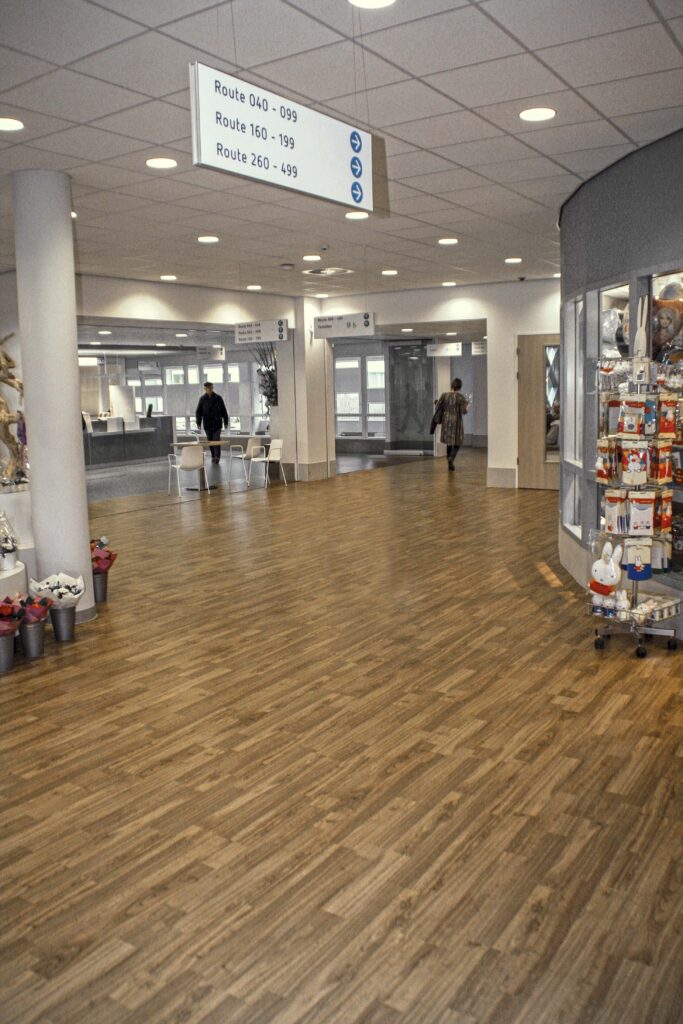 Decoratieve vloertegels in houtmotief