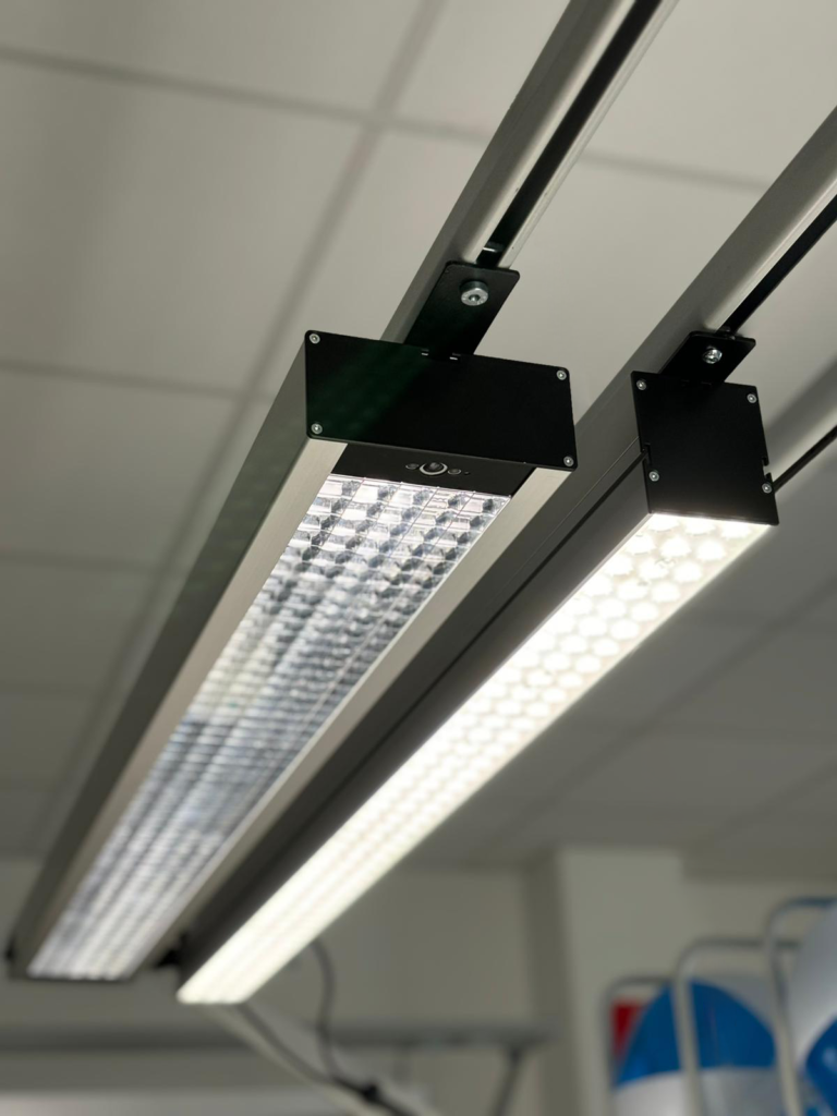 Ledlampen aan werktafel - werkplaatsinrichting