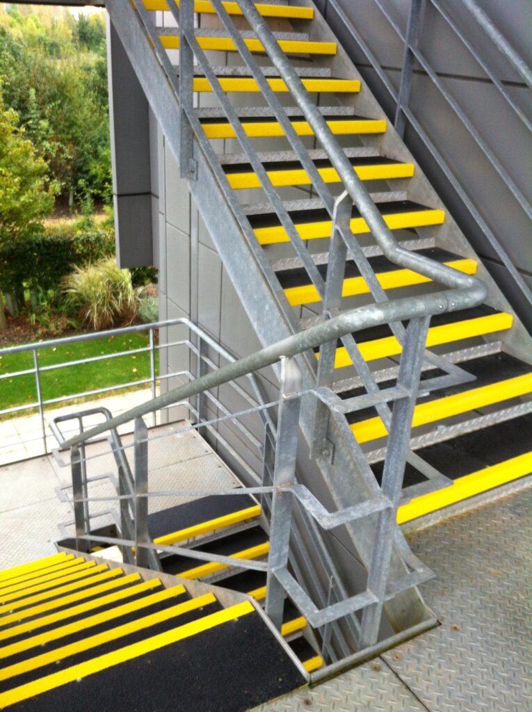 GRP trapneuzen op trap buiten