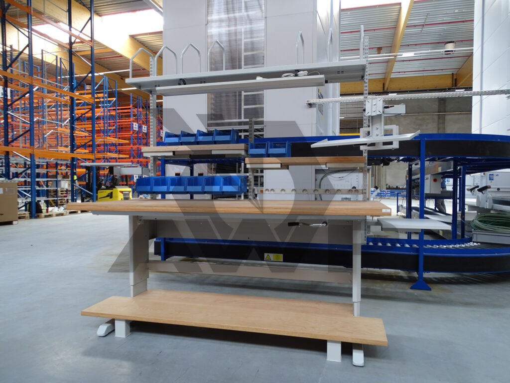 Houten werktafel met kartonrek, legbord op arm en bakjes