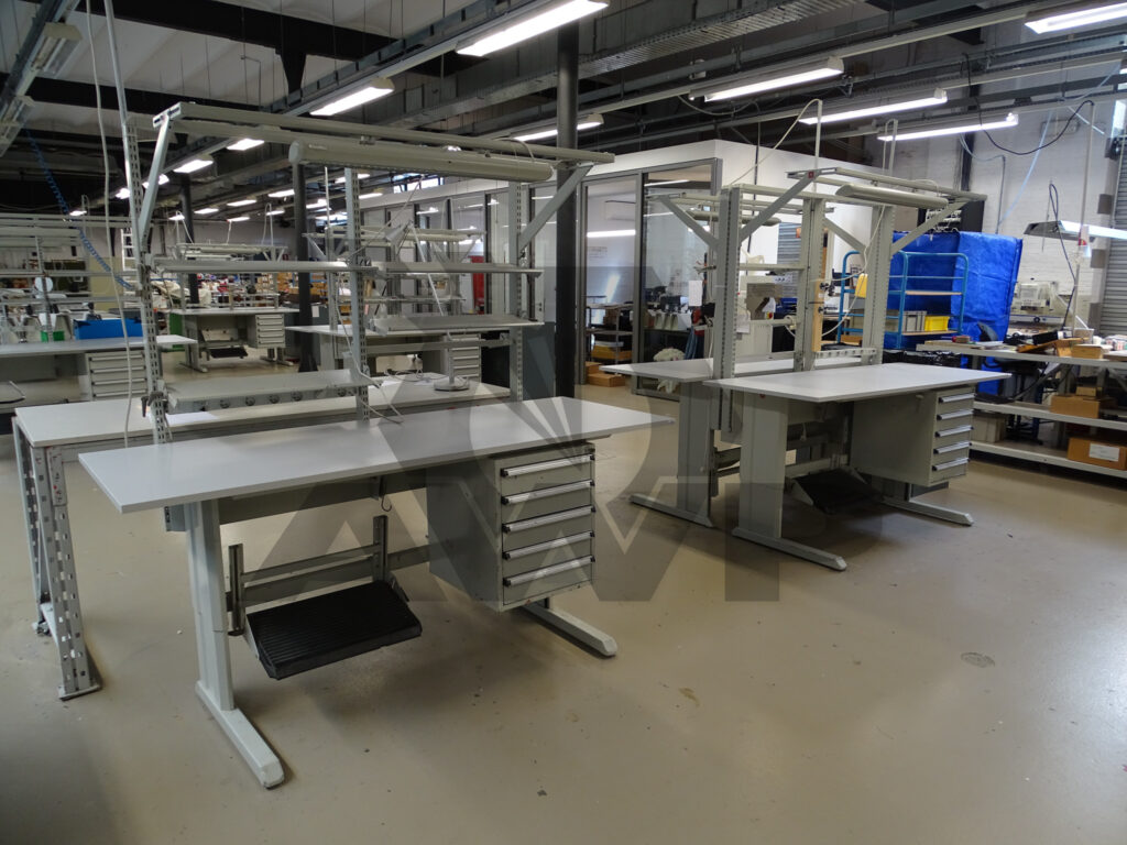 Werktafels met voetensteun - werktafels burelen