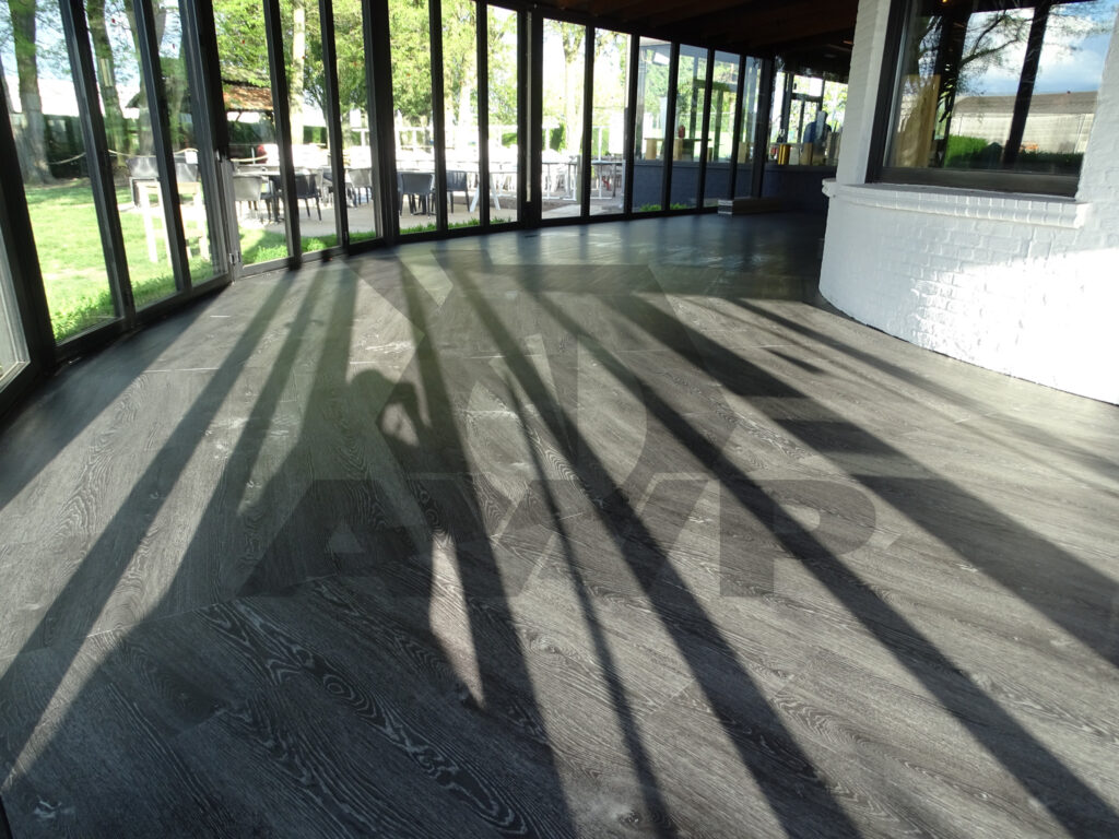 Installatie vloer van kliktegels - antislip tegels en matten