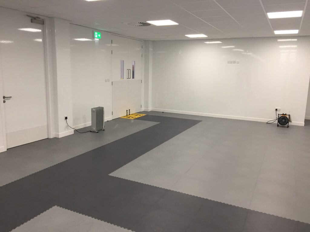 ESD Zone maakt met kliktegels - vloeren