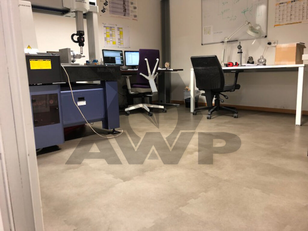 Installatie kliktegels in steenmotief in bureau