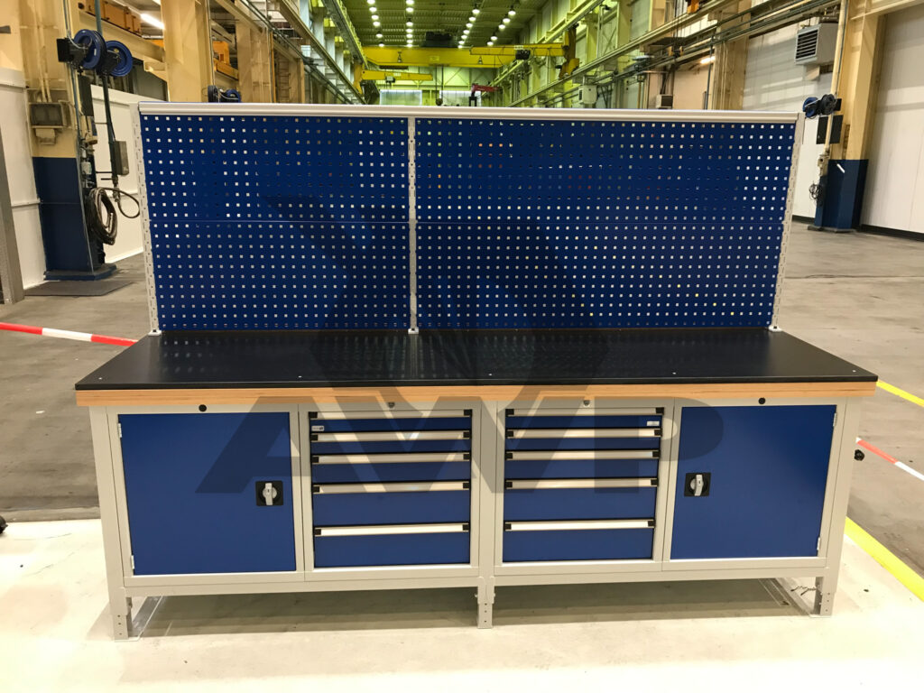 Werktafel met perfopaneel