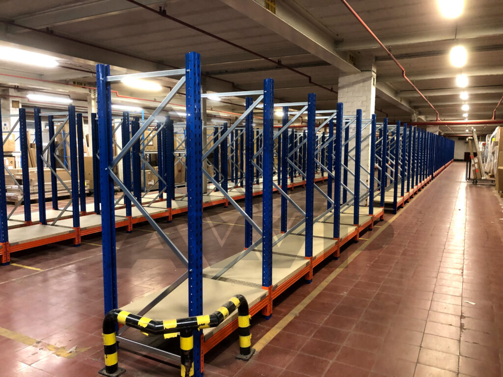 Rekken in opslagruimte in de industrie