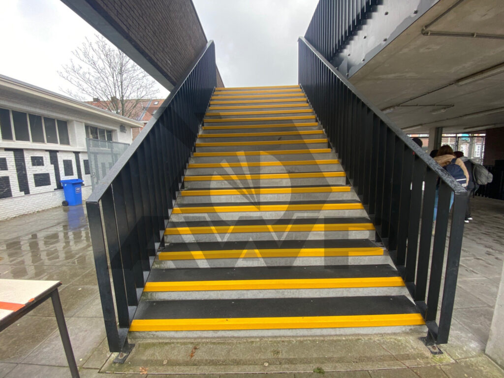 Installatie GRP trapneuzen - antislip tegels en matten
