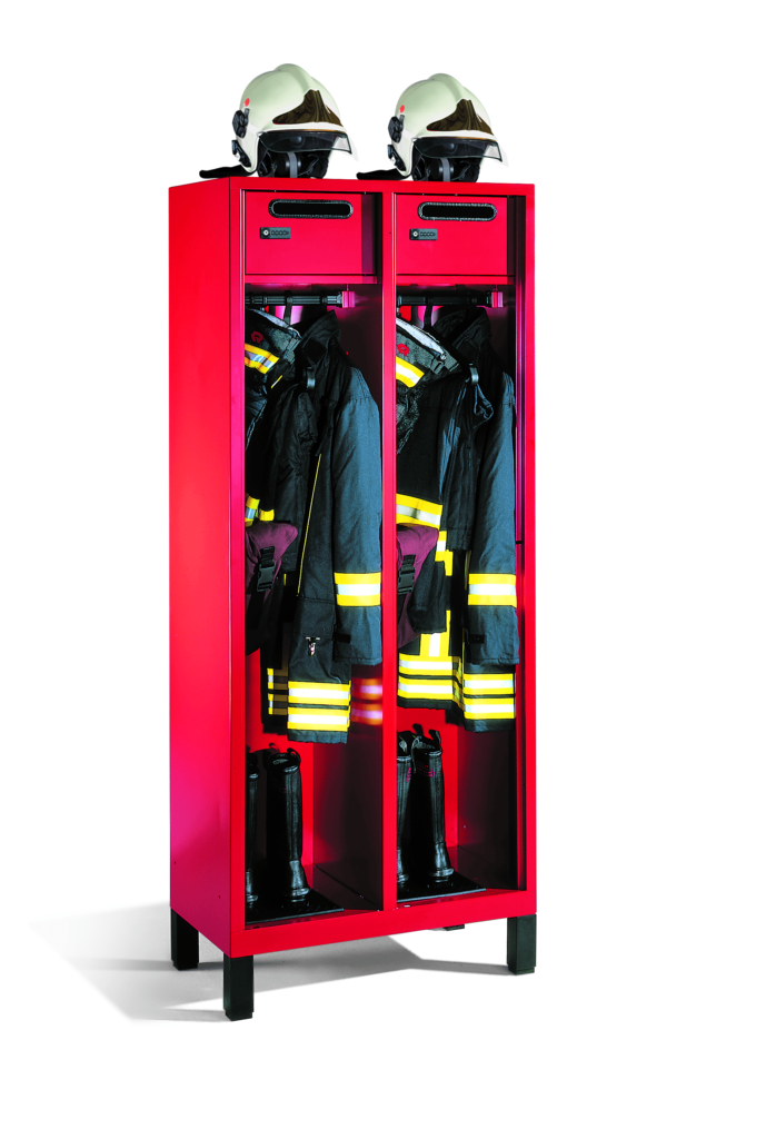 Open brandweerkasten met uniforms