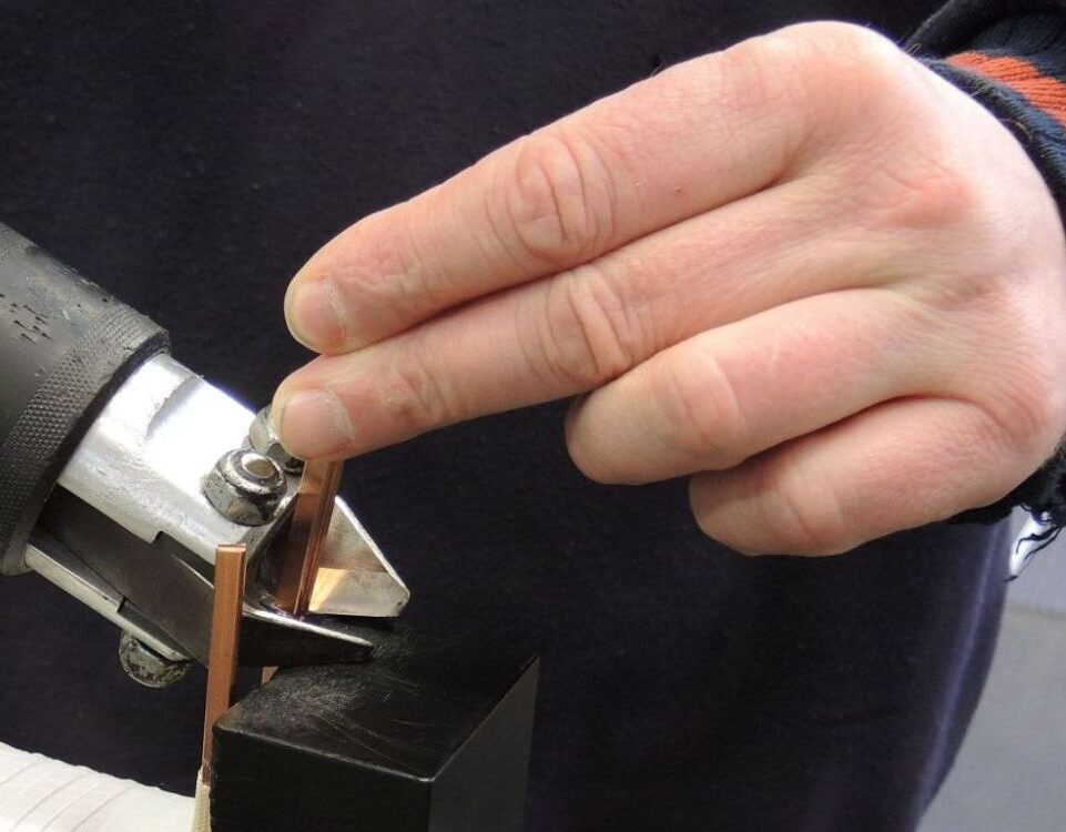 buig- en kniptang in gebruik